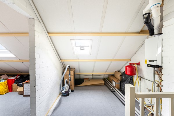 Foto - Te koop: Ruime 2-onder-1-kapwoning met dubbele garage, eigen oprit en fijne tuin